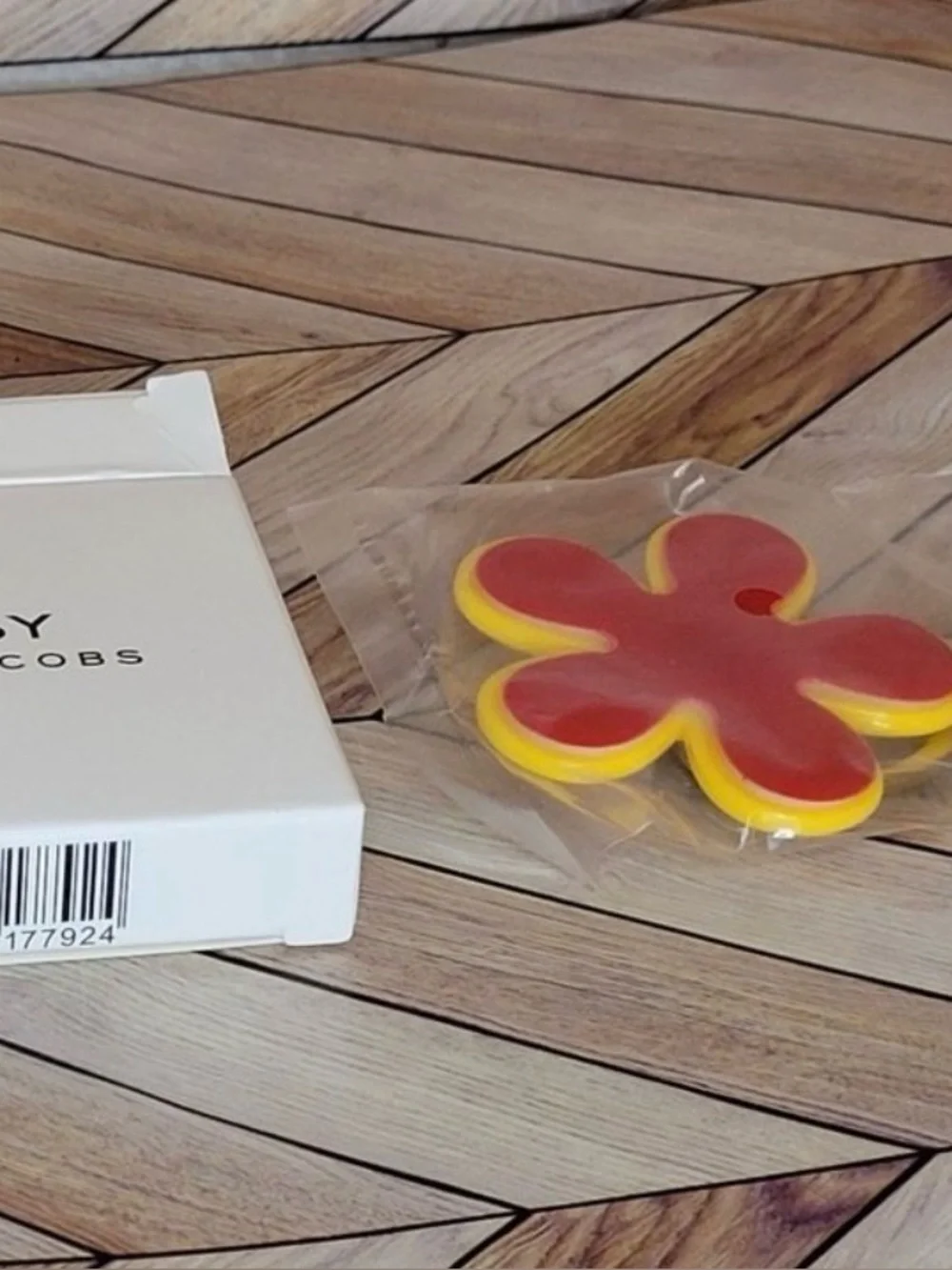 Marc Jacobs Daisy Yellow Flower Phone Ring- GWP
